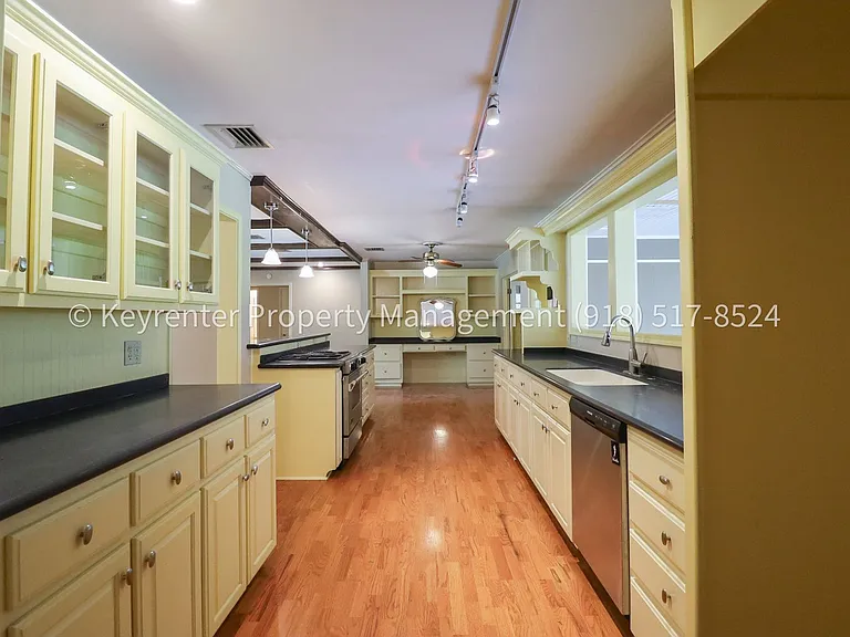 1426 E 32nd Pl — Photo 21