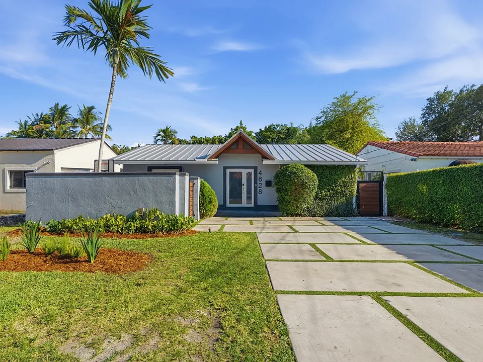 4628 SW 10th St