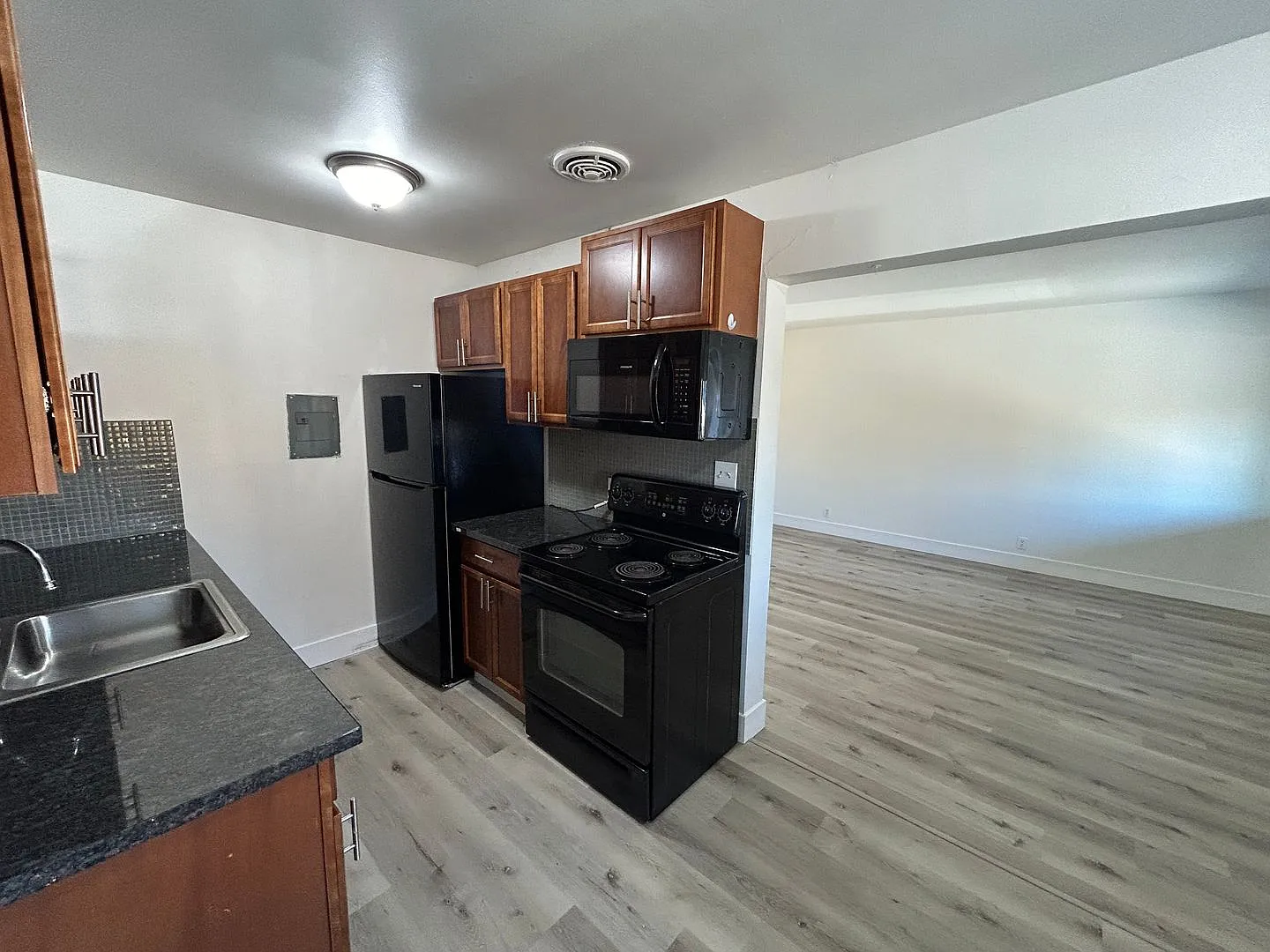 Young St Apartments — Photo 4
