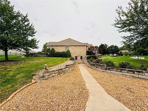 3rd image of 898 Willow Tree Ct
