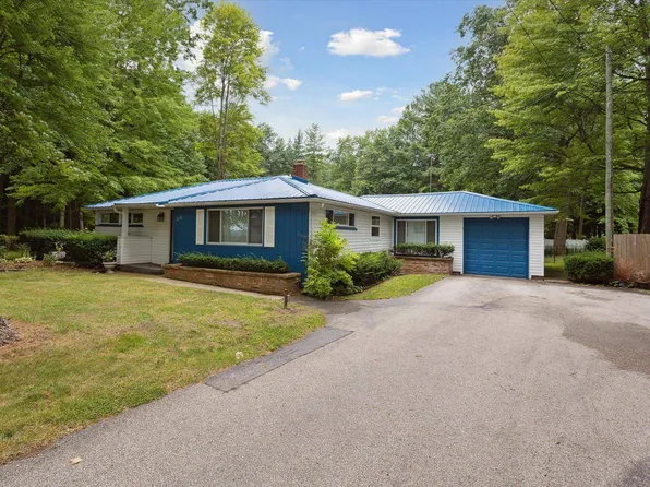 2735 N Peterson Dr, Sanford, MI 48657