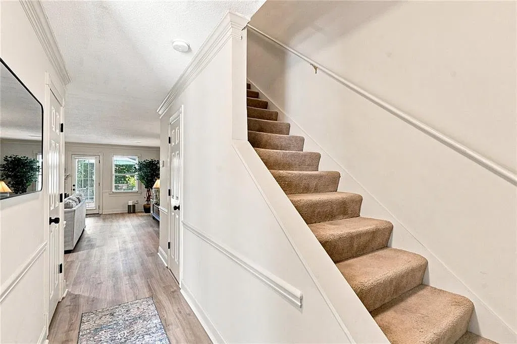 2 bed, 2.5 bath, 1332 sqft, $1,800 — Photo 2