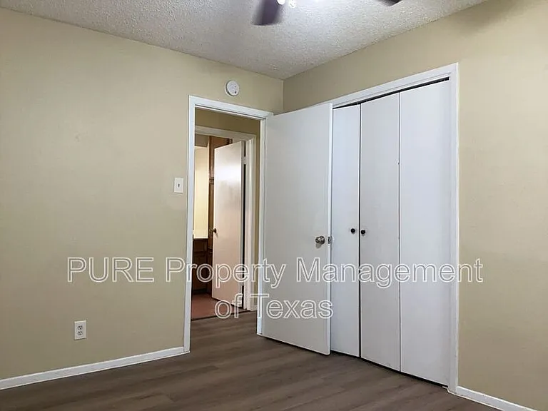 604 Country Aire Dr #B — Photo 20