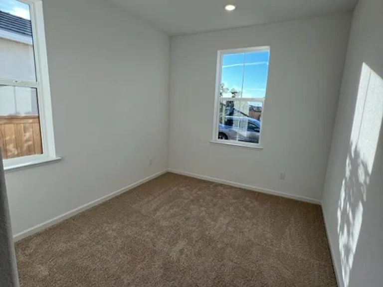 611 Brooklyn Ct — Photo 3