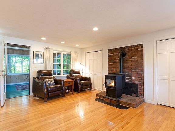 3rd image of 74 Old Farm Rd