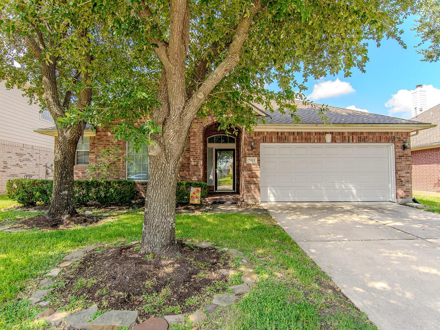 3 bed, 2.0 bath, 1964 sqft, $2,200 — Photo 1