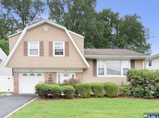 10 Sieber Ct, Bergenfield, NJ 07621
