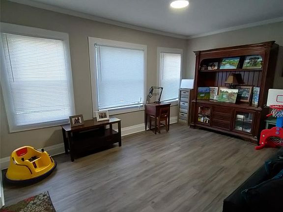 4th image of 2500 Avenue J NW