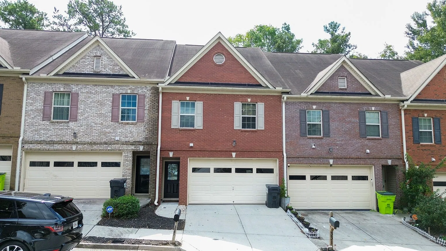 4 bed, 2.5 bath, 2000 sqft, $2,800 — Photo 2