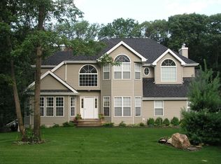 23 Frost Valley Rd, Mount Sinai, NY 11766