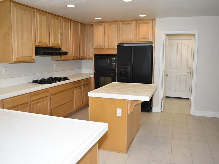 630 Rogers Cir — Photo 14