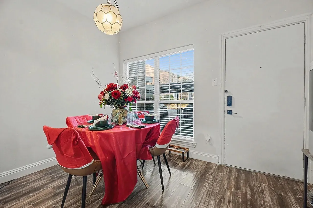 2 bed, 1080 sqft, $2,600 — Photo 3