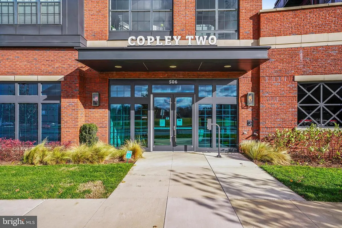 1 bed, 1.0 bath, 813 sqft, $1,950 — Photo 1