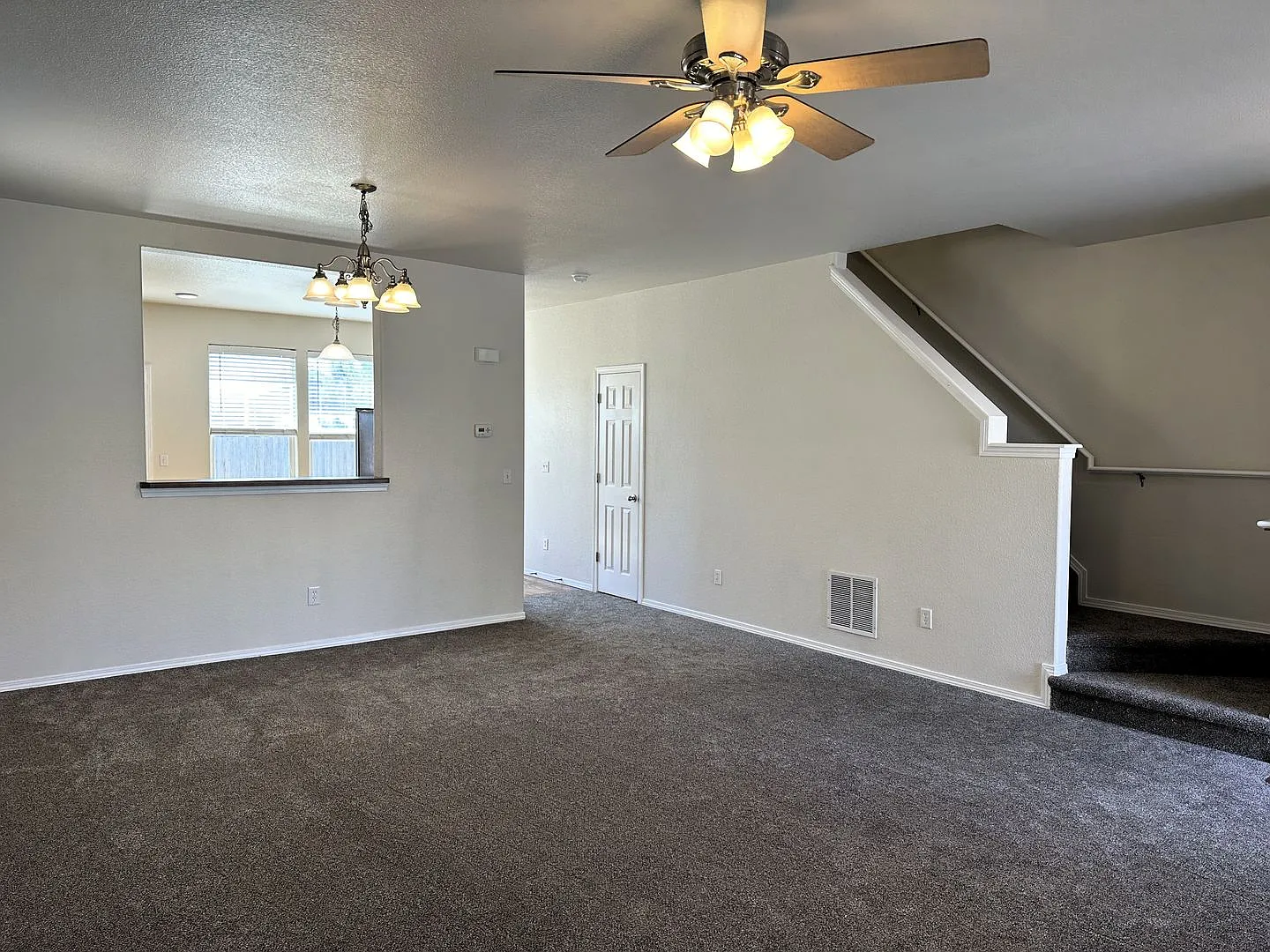 Large End Unit Town Home! 3Bd/2.5ba/AC, 1507sf Near Ft Carson — Photo 4