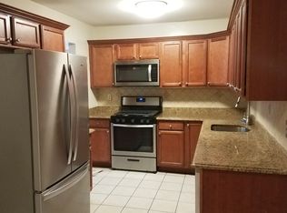 8 Sandpiper Dr, Parlin, NJ 08859