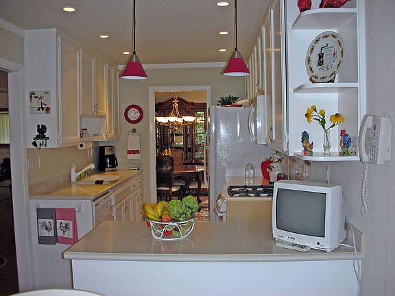 EAT-IN KITCHEN LOOKING TOWARDS DINING ROOM