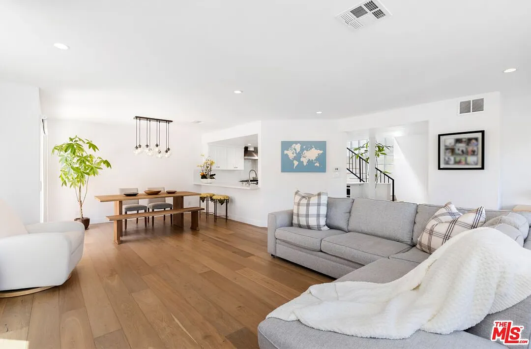 3 bed, 2.5 bath, 1952 sqft, $8,000 — Photo 3