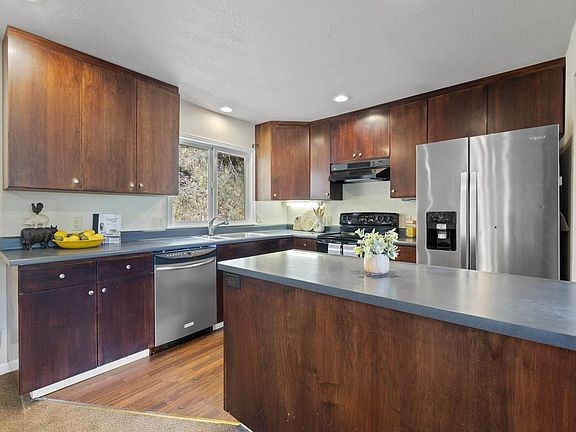 2nd image of 16591 Creekside Dr