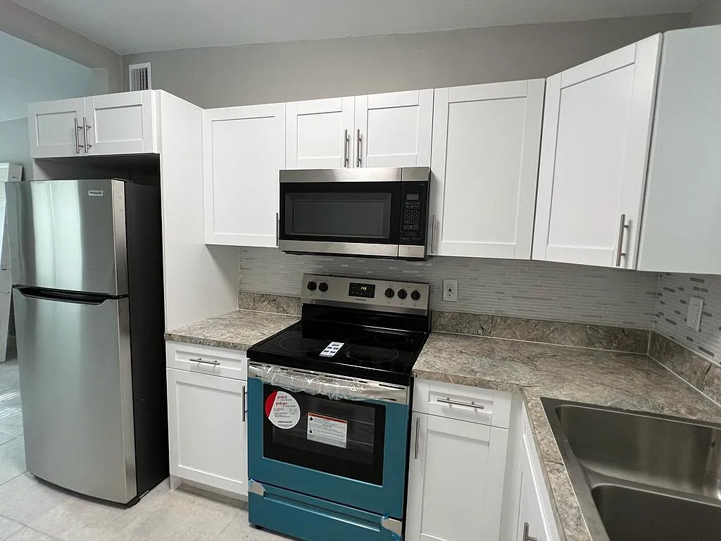 3 bed, 2.0 bath, 696 sqft, $2,600 — Photo 4