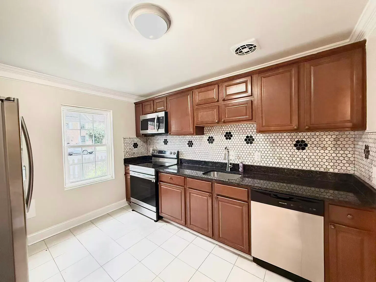 3 bed, 1249 sqft, $2,399 — Photo 4