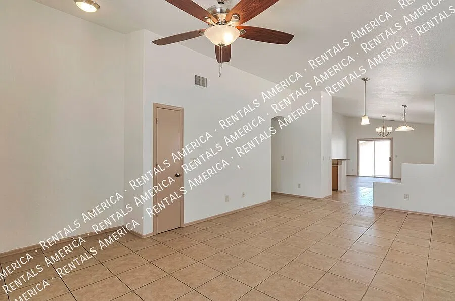 Beautiful home in a great eastside location! Tile throughout. — Photo 4