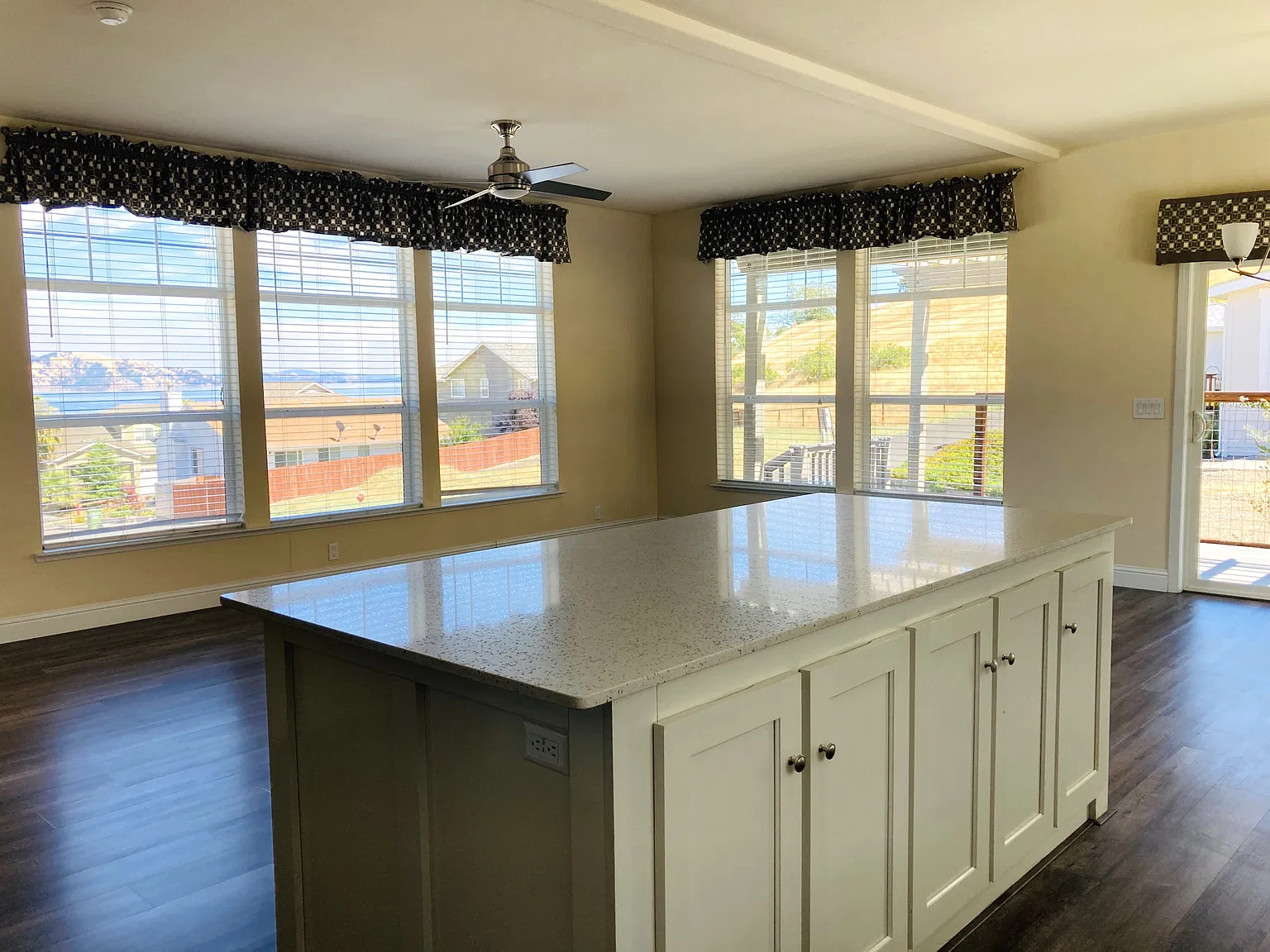 410 Island View Dr — Photo 3