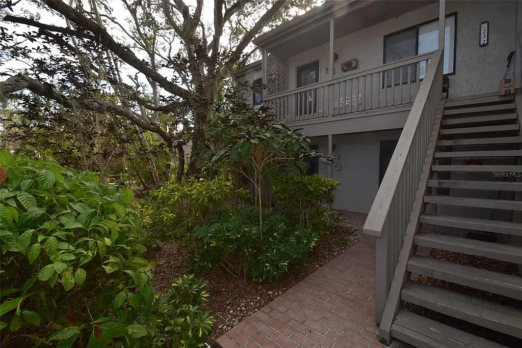 3 bed, 3.0 bath, 1635 sqft, $2,300 — Photo 2