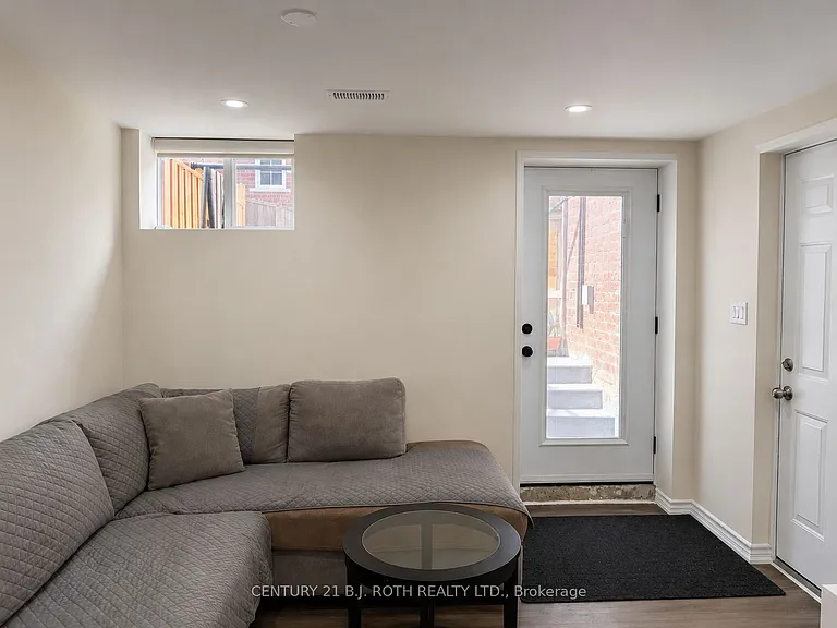 4 Pinecliff Cres #BASEMENT — Photo 3