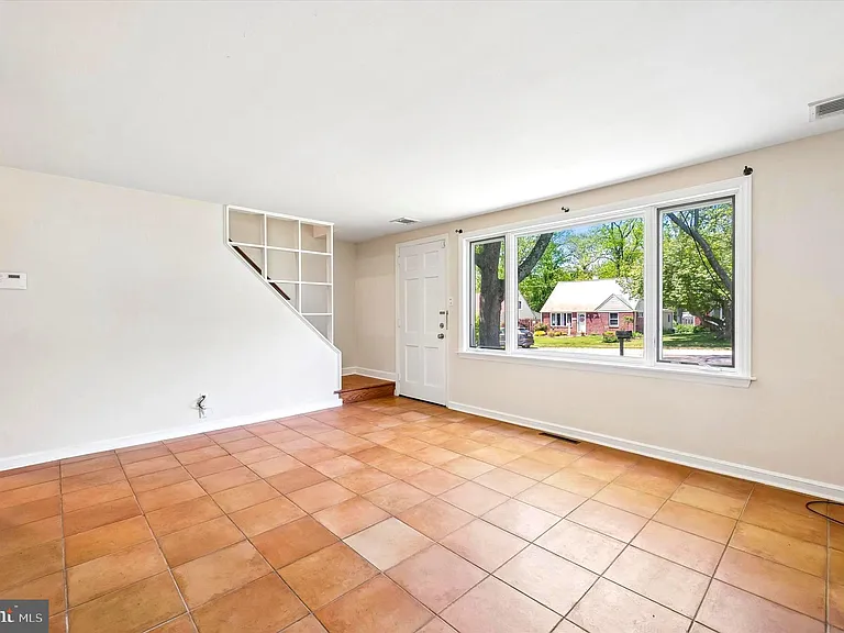 624 Cresson Ln — Photo 3