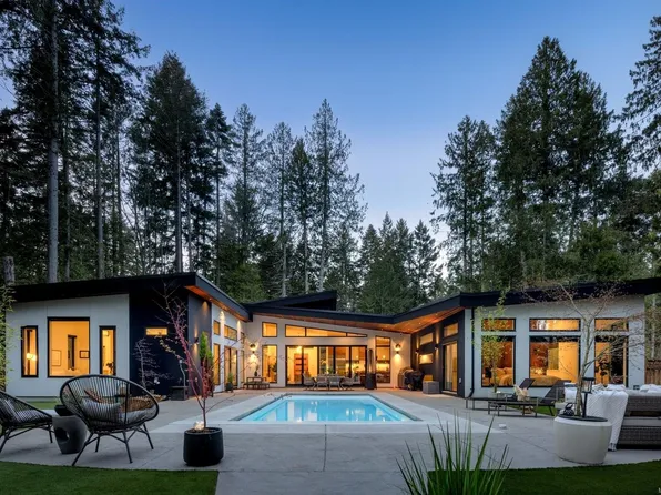 867 Bradley Dyne Rd, North Saanich, BC V8L 5H1