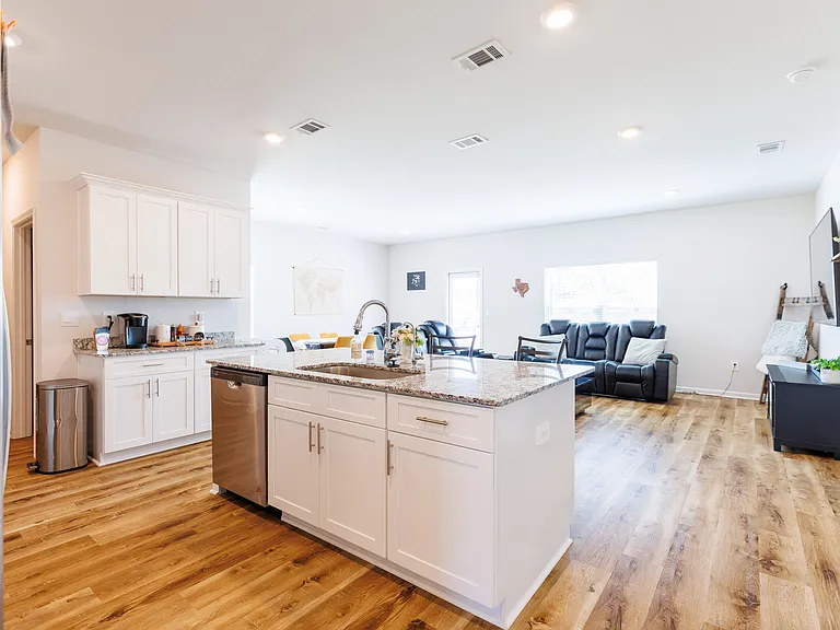 2082 Tottenham Dr — Photo 4