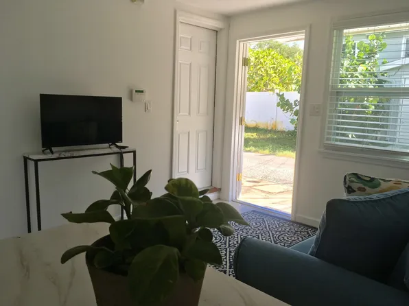 940 1/2 Locust St NE, Saint Petersburg, FL 33701