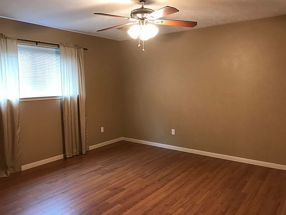 3rd image of 409 Brookhollow Dr
