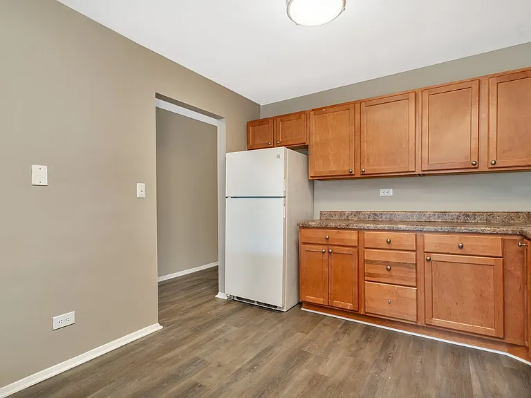 Lakeside Village Apartments — Photo 81