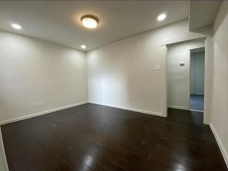 5673 Hobart St #11 — Photo 13
