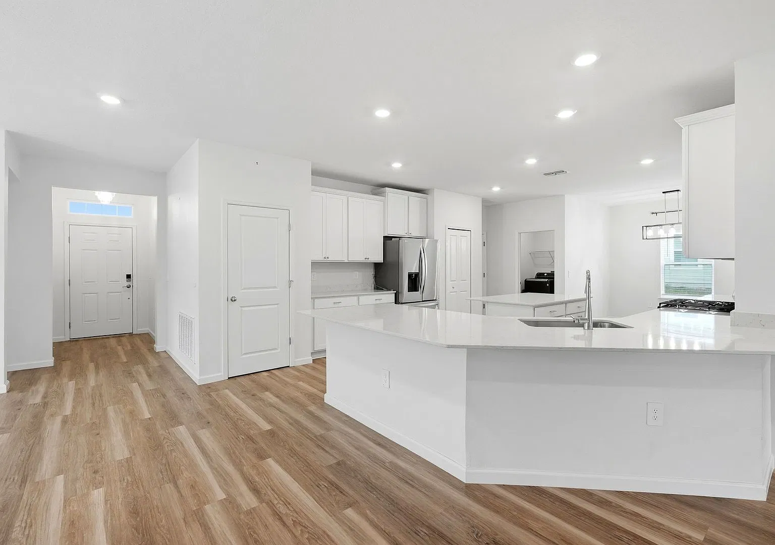 Stunning New Construction Home in Trailhead Landing — Photo 2