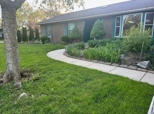 353 Hollywood Dr, Saline, MI 48176