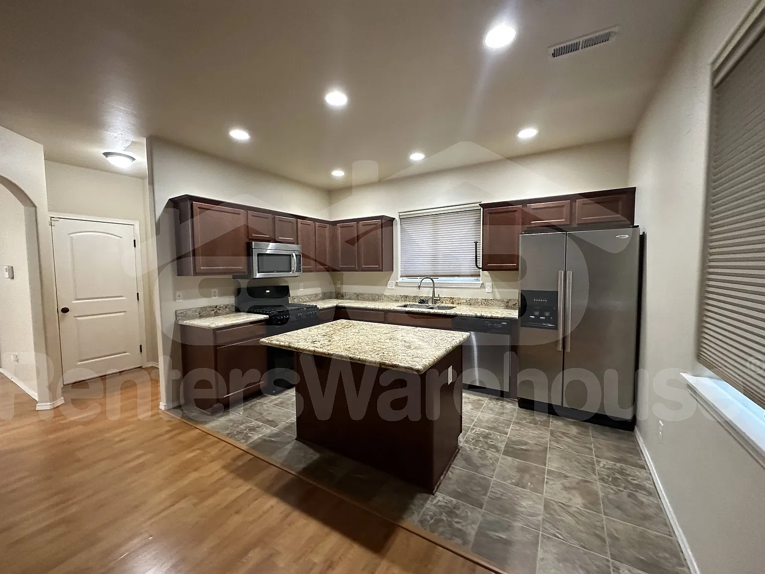 Spacious Home Available 12/1 — Photo 4