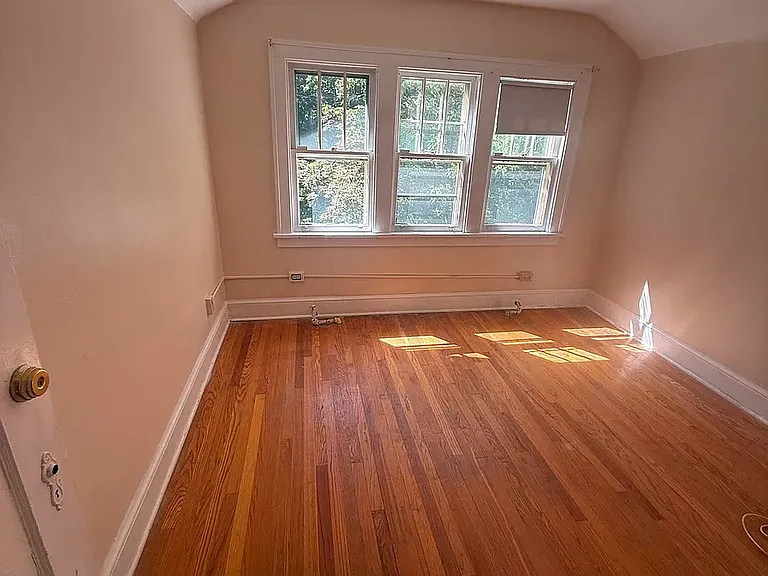 2115 Burdett Ave — Photo 3