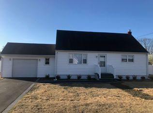 395 43rd St, Lindenhurst, NY 11757