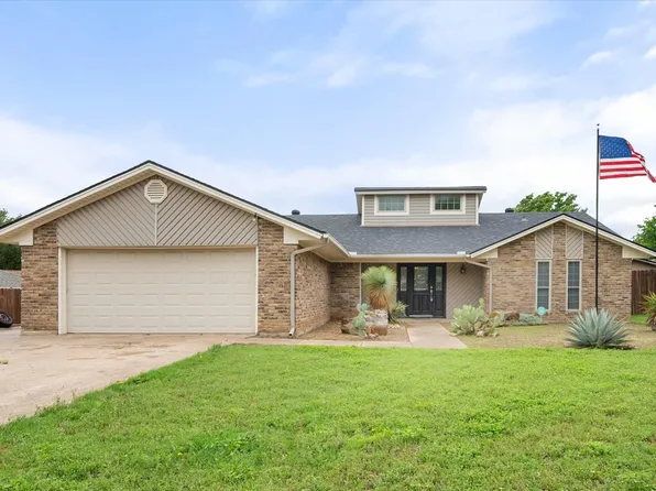 213 Meadowhill Dr, Benbrook, TX 76126