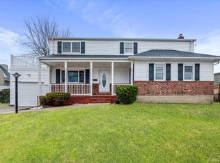 571 Center Dyre Avenue, West Islip, NY 11795