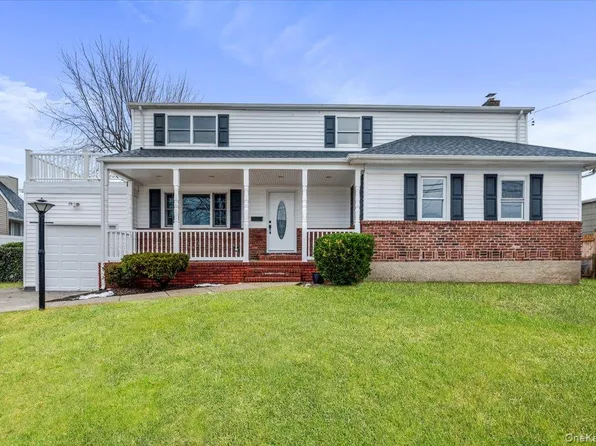 571 Center Dyre Avenue, West Islip, NY 11795