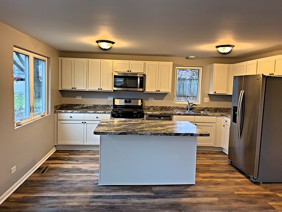 4th image of 321 E Willow Dr