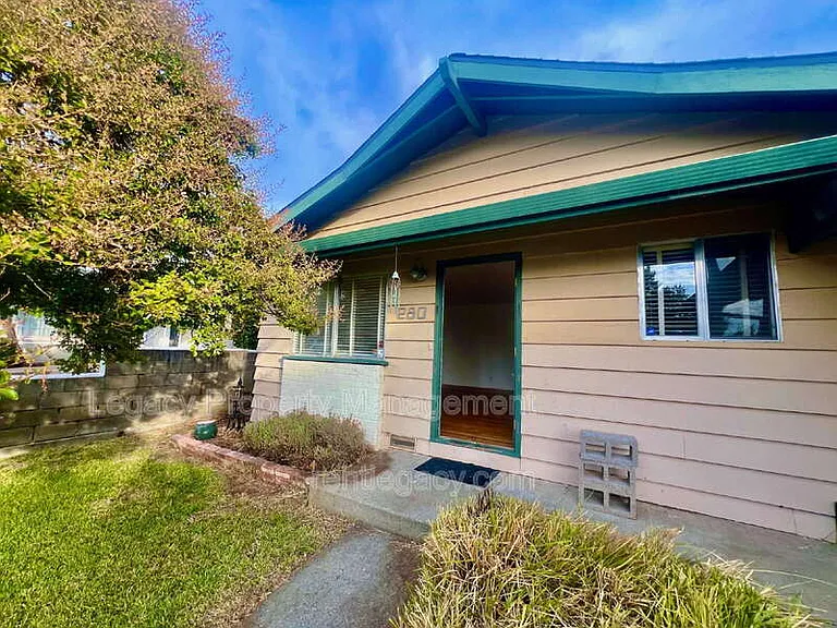 280 Markham Ave — Photo 3