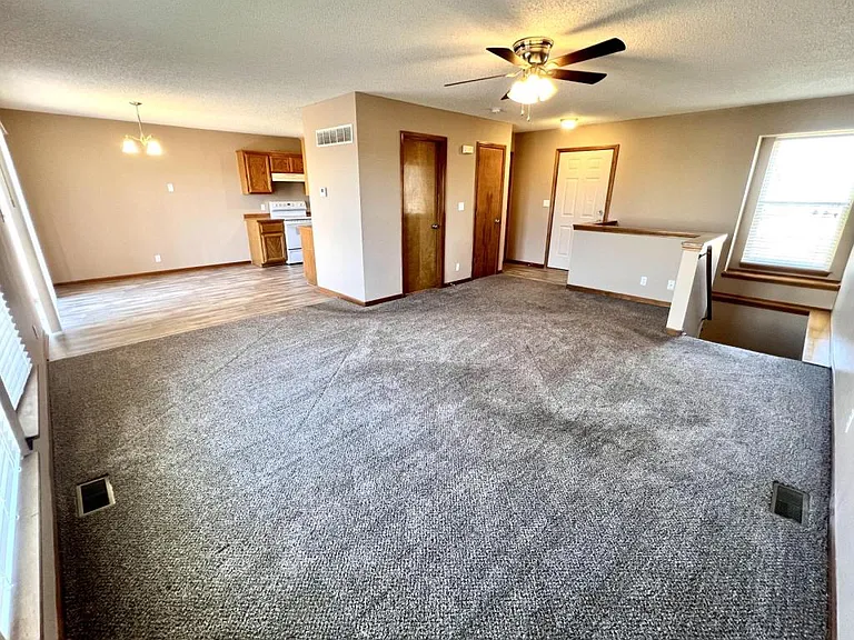 512 N Grove St — Photo 2