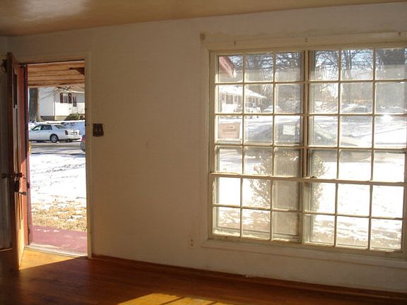 4th image of 216 Hughes St