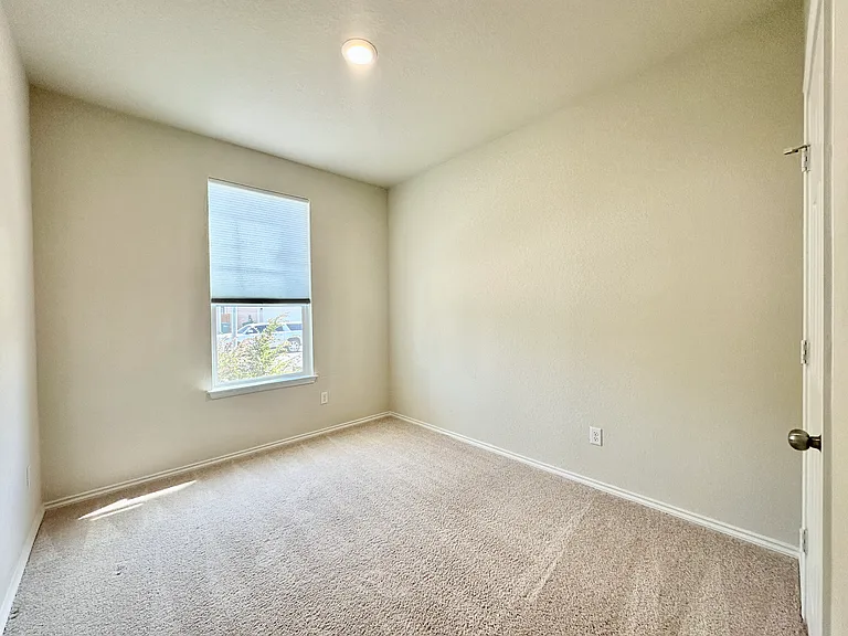 10235 Crossbuck — Photo 4