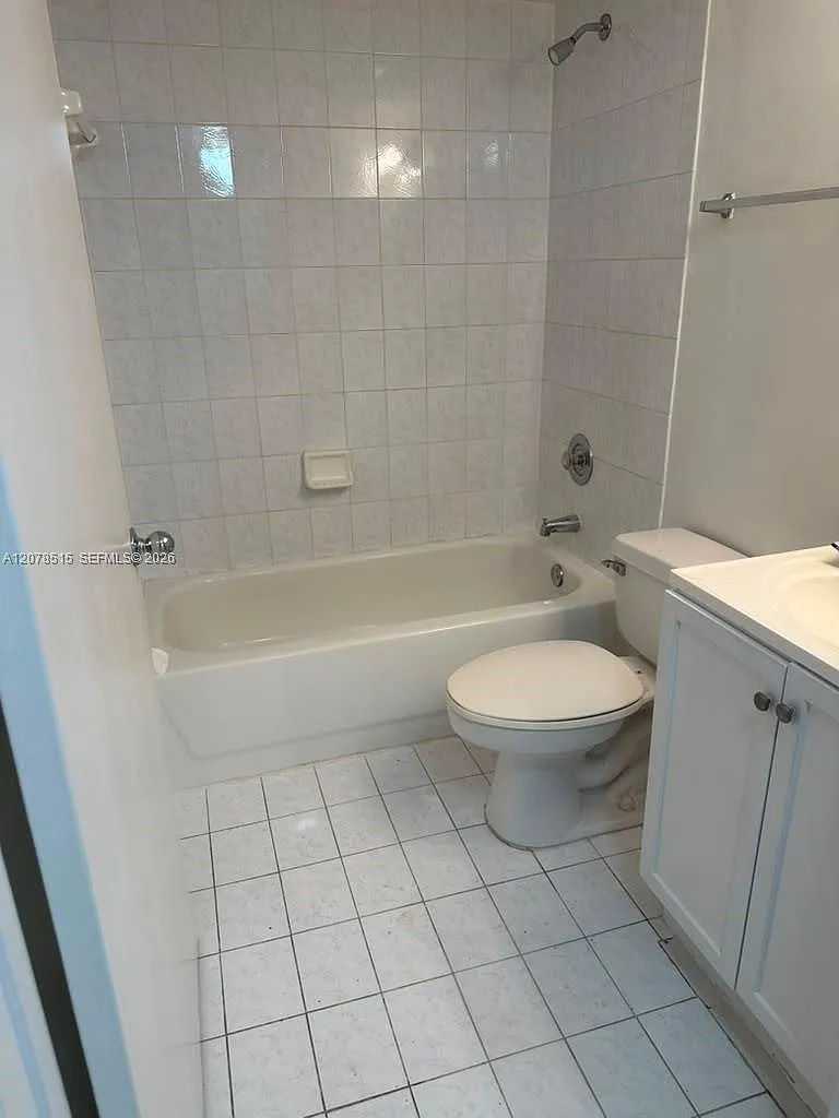 Point Lake Condo Vii — Photo 4