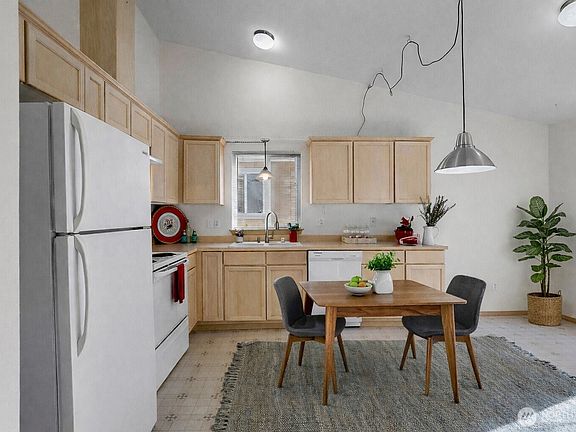 5th image of 2502 169th Street NE